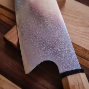 Gyuto kirisuke damasco encabado en varias maderas, nogal español, arce duro, nogal americano y unos detalles de abedul y roble blanco. La hoja es de , núcleo central de VG10 y 32 capas de damasco a cada lado. Una hoja muy versátil y cómoda en la cocina occidental y, aún siendo una hoja tradicional japonesa, se ha adoptado perfectamente en la cocina tradicional nuestra. Muy elegante y bonita, está pieza es un capricho para cualquier cocina.