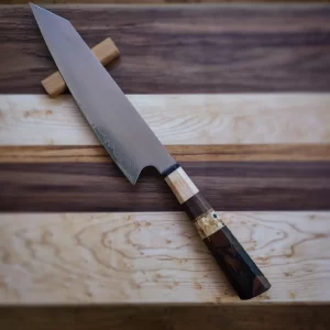 Gyuto kirisuke damasco encabado en varias maderas, nogal español, arce duro, nogal americano y unos detalles de abedul y roble blanco. La hoja es de , núcleo central de VG10 y 32 capas de damasco a cada lado. Una hoja muy versátil y cómoda en la cocina occidental y, aún siendo una hoja tradicional japonesa, se ha adoptado perfectamente en la cocina tradicional nuestra. Muy elegante y bonita, está pieza es un capricho para cualquier cocina.