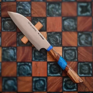 Santoku de Taramundi de 16cm encabado en cebrano con detalles de jatoba y resina de epoxy azul. Con un marcado aire oriental , el Santoku se ha convertido en mi catálogo, en una pieza muy recurrente y solicitada. Forjado en Asturias, Taramundi, por @bermudezpedroconde . El formato en la empuñadura, está realizado con la idea de ser cómodo y funcional, pero dando ese toque japonés que le confiere la forma octogonal.