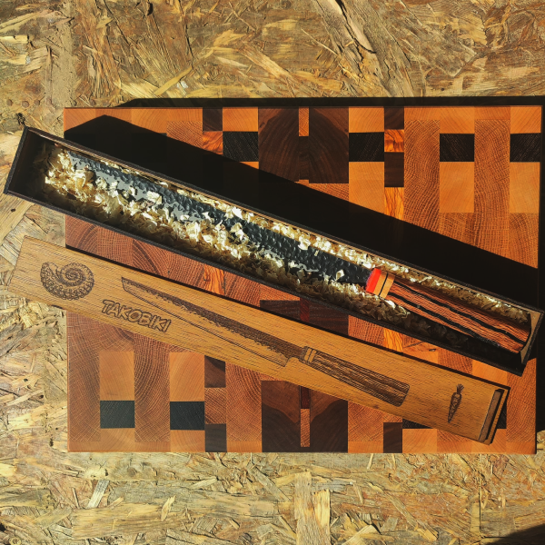 Cuchillo Takobiki artesanal acabado Kurouchi con caja de madera.