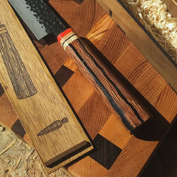 Cuchillo Takobiki artesanal acabado Kurouchi con caja de madera.