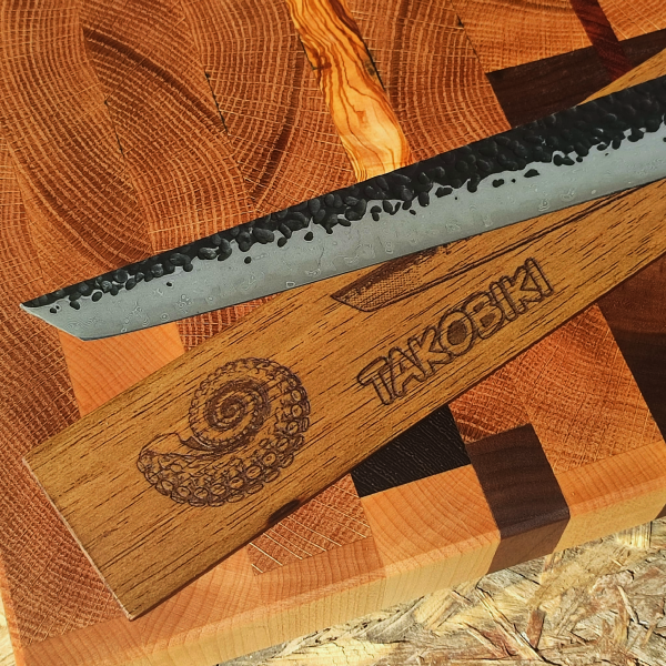 Cuchillo Takobiki artesanal acabado Kurouchi con caja de madera.