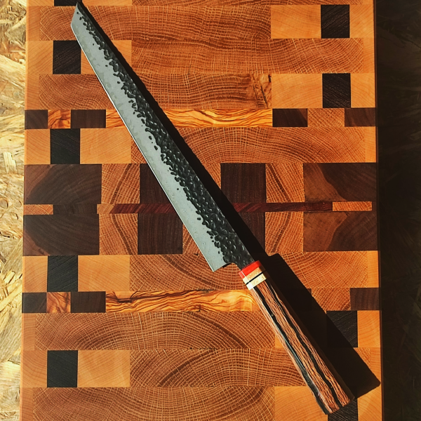 Cuchillo Takobiki artesanal acabado Kurouchi con caja de madera.