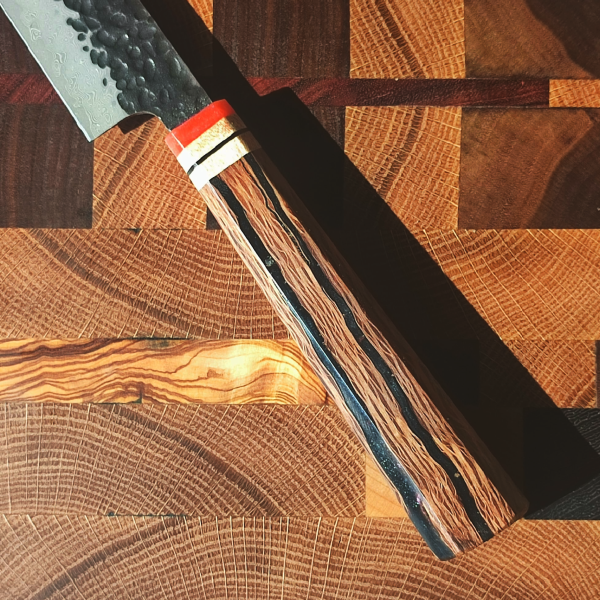 Cuchillo Takobiki artesanal acabado Kurouchi con caja de madera.